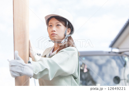 女性　トラック　現場 12649221