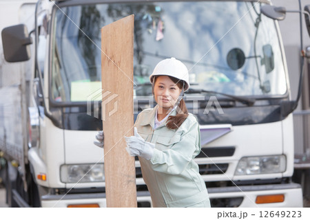 女性　トラック　現場 12649223