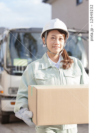 トラック　女性 12649232