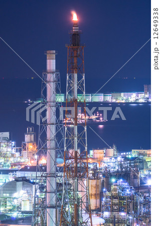 四日市コンビナートの工場夜景 四日市コンビナートの工場夜景 12649338