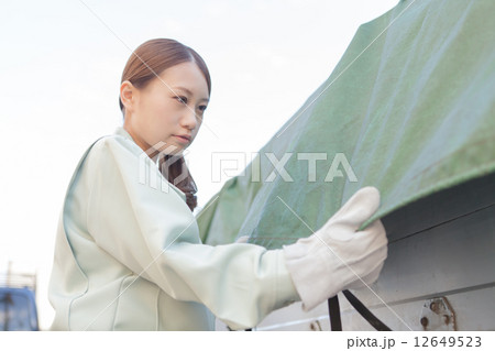 女性 トラック 作業 女性 トラック 作業 12649523