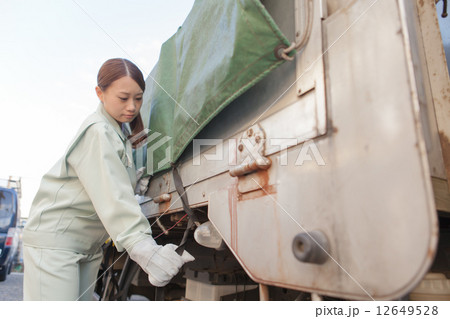 女性 トラック 作業 女性 トラック 作業 12649528