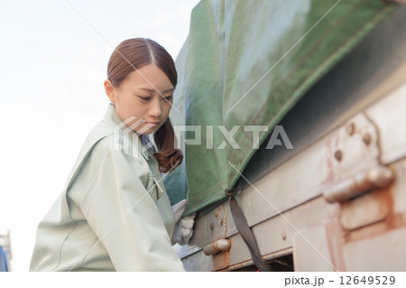 女性　トラック　作業 12649529