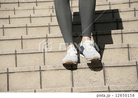 階段を降りる足の写真素材