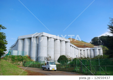 産業廃棄物最終処分場の擁壁がある風景 12650437