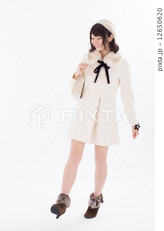 可愛らしい秋冬の衣装を着た女の子 12650620