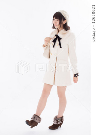 可愛らしい秋冬の衣装を着た女の子 12650621