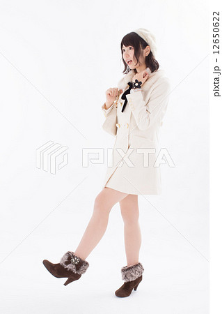 可愛らしい秋冬の衣装を着た女の子 可愛らしい秋冬の衣装を着た女の子 12650622