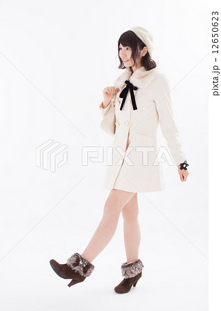 可愛らしい秋冬の衣装を着た女の子 可愛らしい秋冬の衣装を着た女の子 12650623