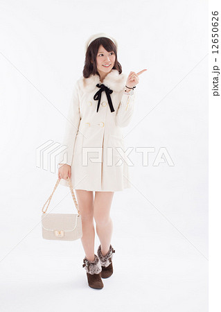 可愛らしい秋冬の衣装を着た女の子 可愛らしい秋冬の衣装を着た女の子 12650626