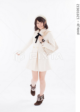 可愛らしい秋冬の衣装を着た女の子 12650632