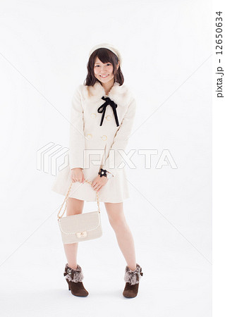 可愛らしい秋冬の衣装を着た女の子 可愛らしい秋冬の衣装を着た女の子 12650634