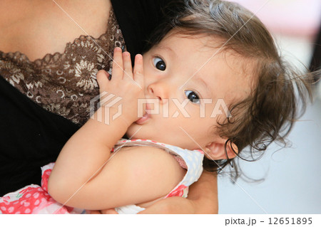 抱っこされる乳幼児と母親 12651895