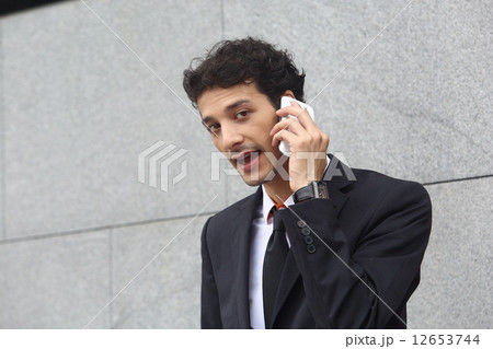 携帯電話で話す外国人男性 携帯電話で話す外国人男性 12653744