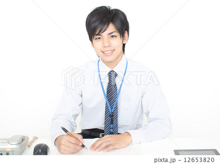 仕事をしている社員 仕事をしている社員 12653820