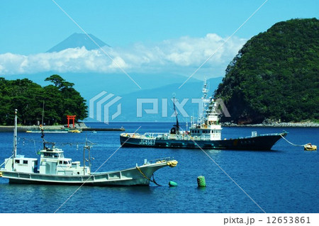 日本の風景・漁船2隻停泊する入り江から見える青富士・青空バック横位置 日本の風景・漁船2隻停泊する入り江から見える青富士・青空バック横位置 12653861