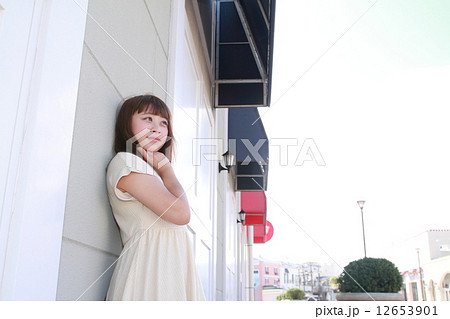 セミロングストレートの若い女性 12653901