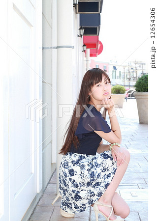 ストレートロングヘアの女性 12654306