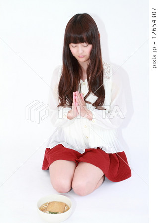 うどんとロングヘアの若い女性 12654307