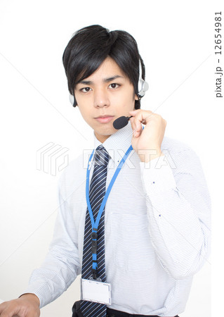 仕事をしている社員 仕事をしている社員 12654981