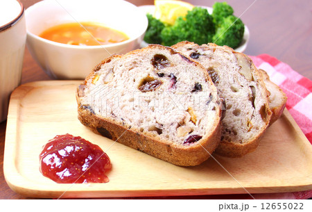 ライ麦パンとイチジクのジャム、ミネストローネのクローズアップ 12655022