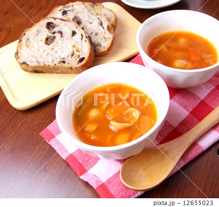 ライ麦パンとイチジクのジャム、ミネストローネのクローズアップ 12655023