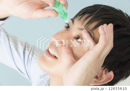 目薬をさす若い男性 目薬をさす若い男性 12655610