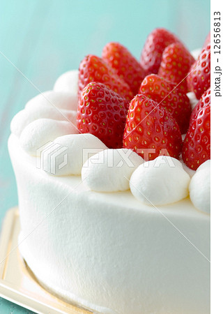ホールケーキ イチゴ ショートケーキの写真素材