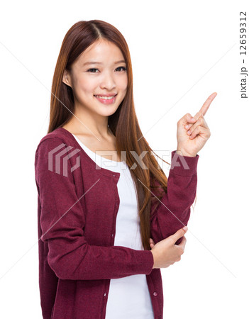 Asian young woman with finger point out 12659312