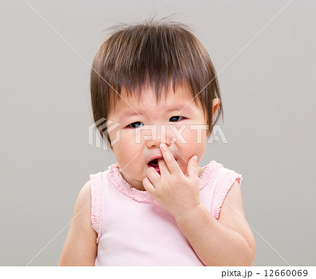 Little girl suck finger 12660069