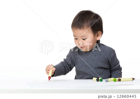 Asia baby boy concentrate on drawing 12660445