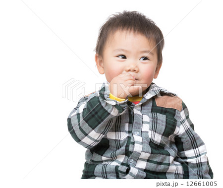 Asian baby boy suck finger 12661005
