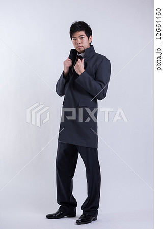 スーツの若い男性 12664460