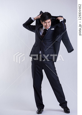スーツの若い男性 12664462