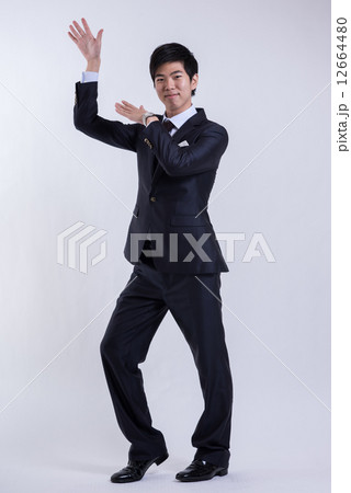 スーツの若い男性 12664480