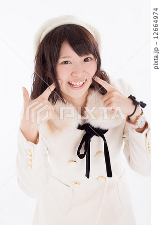 ラブリーな冬に衣装を着たお洒落な女の子 ラブリーな冬に衣装を着たお洒落な女の子 12664974