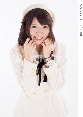 ラブリーな冬に衣装を着たお洒落な女の子 ラブリーな冬に衣装を着たお洒落な女の子 12664975