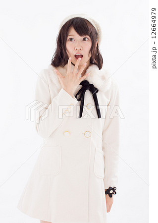 ラブリーな冬に衣装を着たお洒落な女の子 12664979