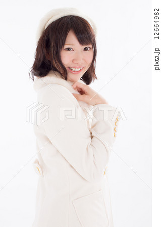 ラブリーな冬に衣装を着たお洒落な女の子 ラブリーな冬に衣装を着たお洒落な女の子 12664982