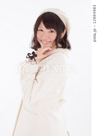 ラブリーな冬に衣装を着たお洒落な女の子 12664983