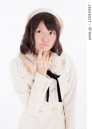 ラブリーな冬に衣装を着たお洒落な女の子 ラブリーな冬に衣装を着たお洒落な女の子 12664987