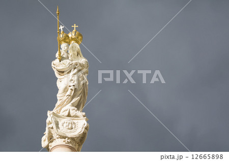 Virgin Mary and Baby Jesus Horizontal Virgin Mary and Baby Jesus Horizontal 12665898