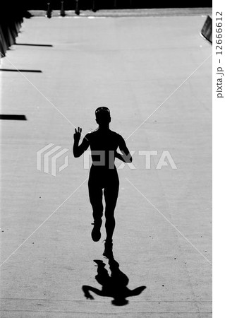 トライアスロンのゴール風景ーTriathlete @ Finish Line トライアスロンのゴール風景ーTriathlete @ Finish Line 12666612