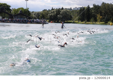 トライアスロンの水泳競技をする人々ーSwimers in Triathlon Race トライアスロンの水泳競技をする人々ーSwimers in Triathlon Race 12666614