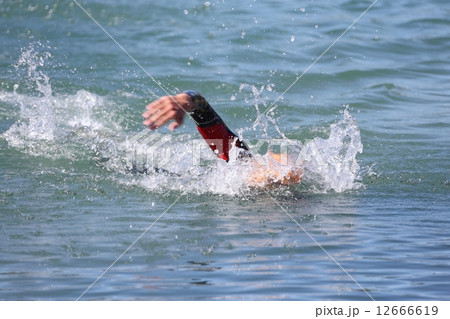トライアスロンの水泳競技をする人ーSwimer in Triathlon Race 12666619