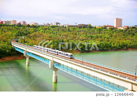 エドモントンの北サスカチュワン川と橋を渡る路面電車- Transit System and North Saskatchewan River in Edmonton,Alberta Canada エドモントンの北サスカチュワン川と橋を渡る路面電車- Transit System and North Saskatchewan River in Edmonton,Alberta Canada 12666640