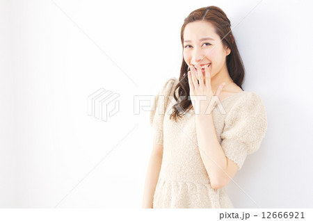 若い女性 若い女性 12666921