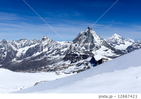 快晴のマッターホルンとスイスアルプス 12667421