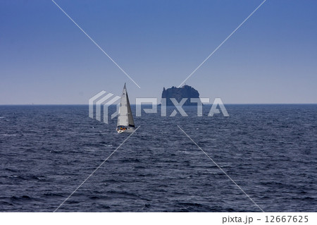 ストロンボリ島 12667625