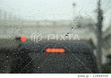 自動車ウィンドウガラスの雨 12668500
